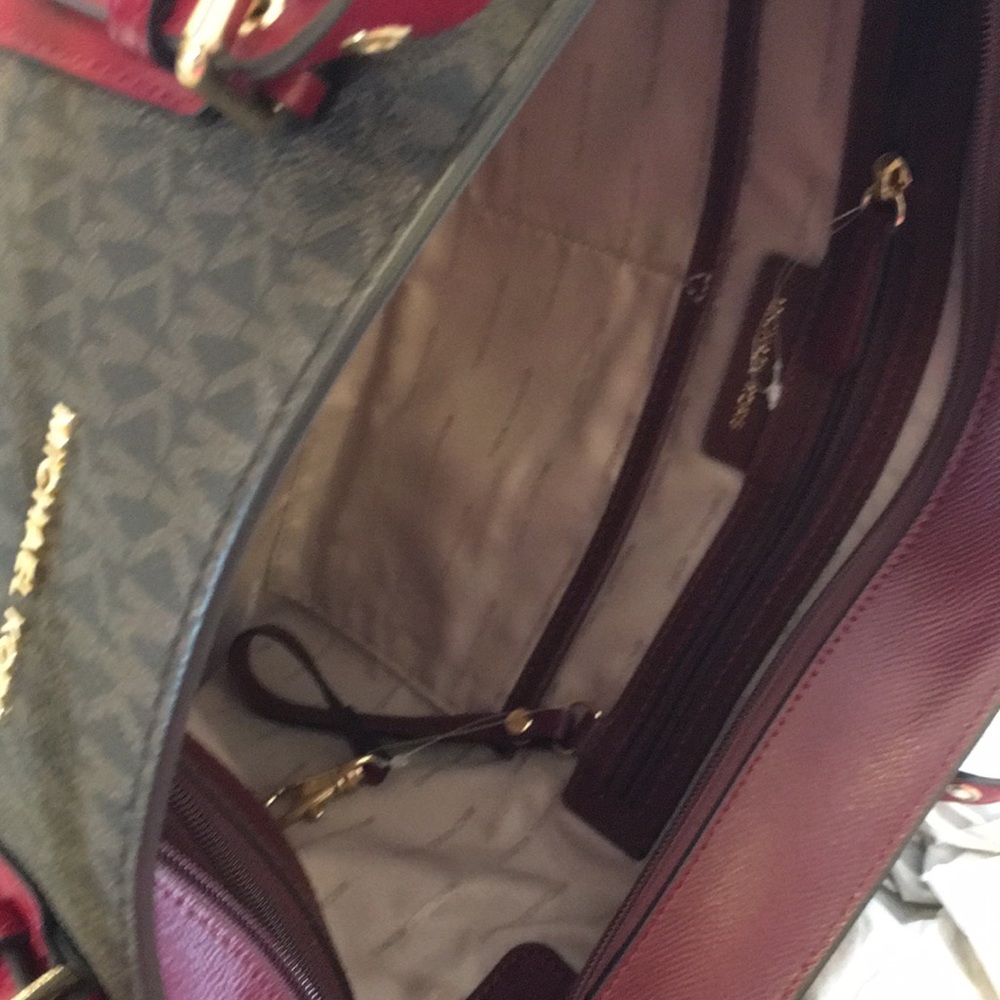 Brand new Michael kors adorable hand bag - Picture 8 of 9